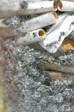 Küller ve cam makro arka plan tıbbi esrar katıldı 