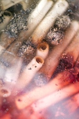 Küller ve cam makro arka plan tıbbi esrar katıldı 