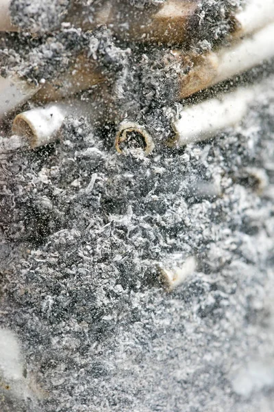 ガラスマクロの背景で医療大麻から灰と結合 — ストック写真
