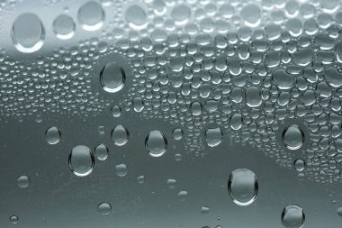 Su plastik bir şişe elli megapiksel makro düşer 