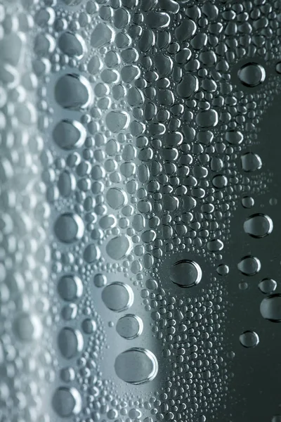 Gotas de agua macro de una botella de plástico de cincuenta megapíxeles — Foto de Stock