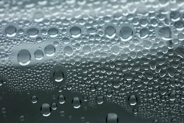 Gotas de agua macro de una botella de plástico de cincuenta megapíxeles — Foto de Stock