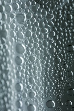 Su plastik bir şişe elli megapiksel makro düşer 
