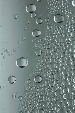 Su plastik bir şişe elli megapiksel makro düşer 