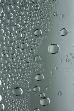 Su plastik bir şişe elli megapiksel makro düşer 
