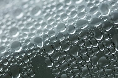 Su plastik bir şişe elli megapiksel makro düşer 