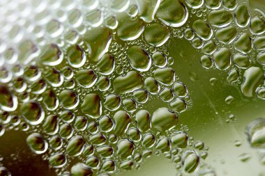 Su plastik bir şişe elli megapiksel makro düşer 