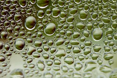 Su plastik bir şişe elli megapiksel makro düşer 