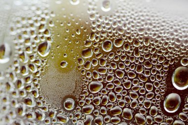 Su plastik bir şişe elli megapiksel makro düşer 