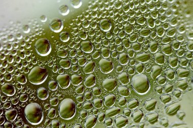 Su plastik bir şişe elli megapiksel makro düşer 