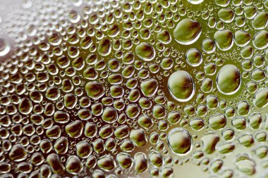 Su plastik bir şişe elli megapiksel makro düşer 