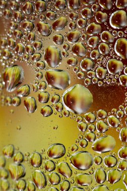 Su plastik bir şişe elli megapiksel makro düşer 