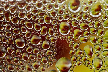 Su plastik bir şişe elli megapiksel makro düşer 