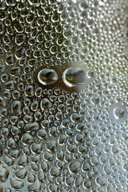 Su plastik bir şişe elli megapiksel makro düşer 