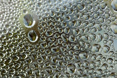 Su plastik bir şişe elli megapiksel makro düşer 