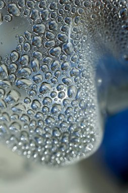 Su plastik bir şişe elli megapiksel makro düşer 