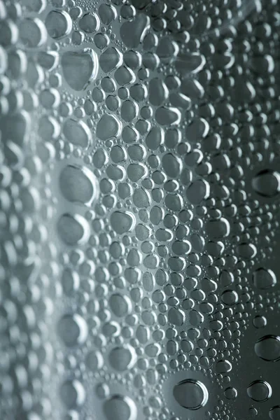 Su plastik bir şişe elli megapiksel makro düşer 