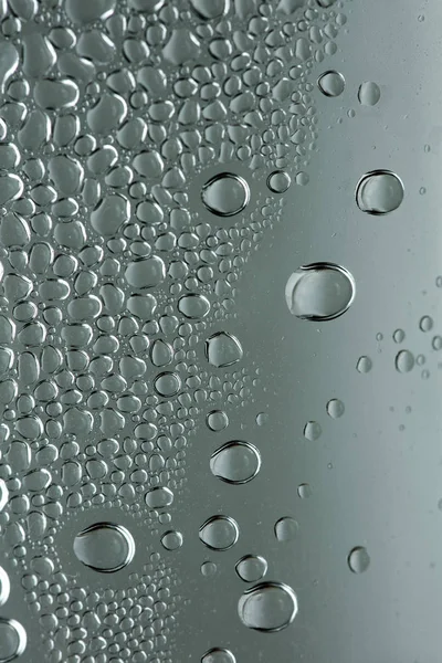 Su plastik bir şişe elli megapiksel makro düşer 