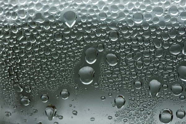 Gotas de agua macro de una botella de plástico de cincuenta megapíxeles — Foto de Stock