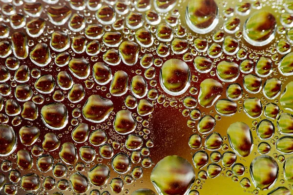 Su plastik bir şişe elli megapiksel makro düşer 