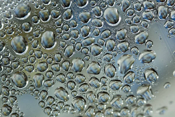 Gotas de agua macro de una botella de plástico de cincuenta megapíxeles — Foto de Stock