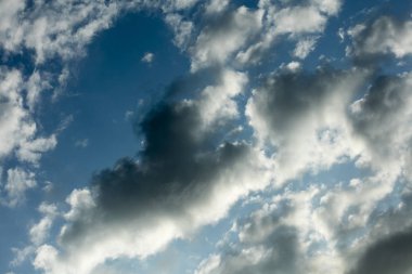 Gökyüzü bulutlar rüya gibi güneş ışıkları elli megapiksel