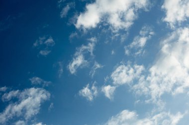 Gökyüzü bulutlar rüya gibi güneş ışıkları elli megapiksel