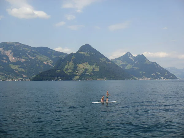 瑞士城市景观旅游疯狂美丽的湖夏季时间 — 图库照片