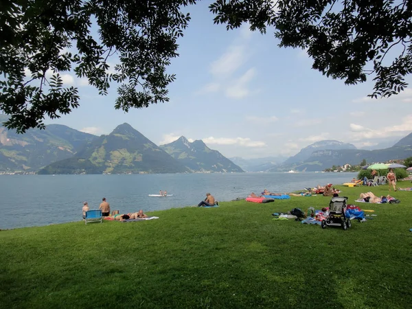 Schweiz stadsbilden resa mani vacker sjö Sommartider — Stockfoto