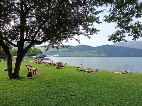 Švýcarsko městský krajinu cestování po městě krásné jezero v letních měsících — Stock fotografie