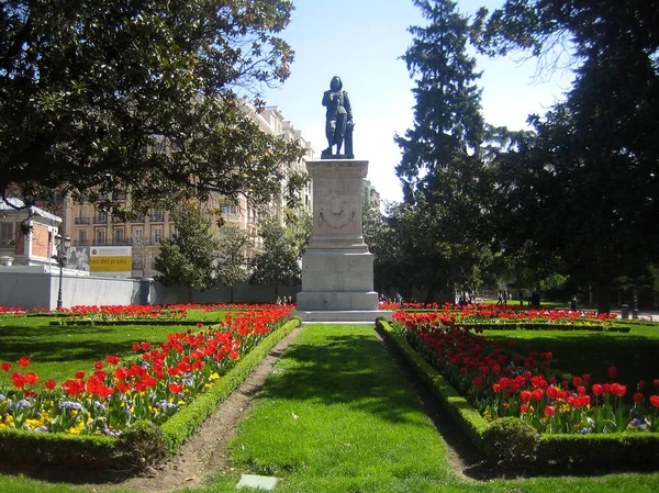 Madrit, spanien - 12 august 2007: blick auf die stadtwanderung — Stockfoto