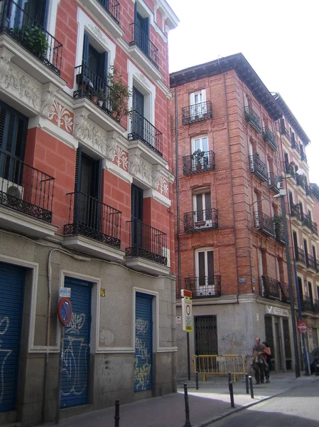 Мадрид, Испания - 12 августа 2007 года: Вид на пешеходную прогулку по центру — стоковое фото