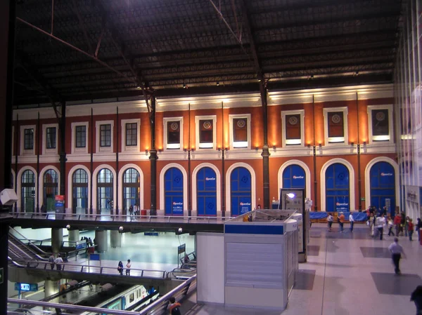 Madrit, spanien - 13 august 2007: blick auf das zentrum zu fuß — Stockfoto