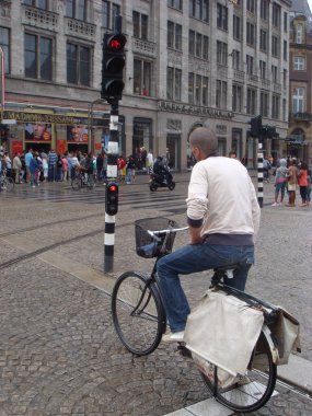 Amsterdam, Hollanda, 29 Temmuz 2009 Yaya şehir manzarası üzerinde yürüyen merkezin eski görüntüsü