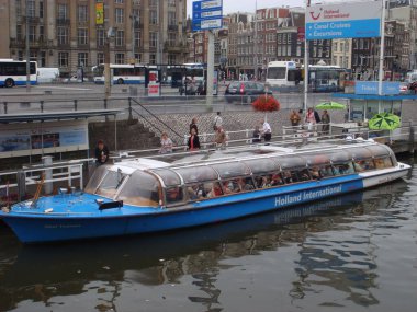 Amsterdam, Hollanda, 29 Temmuz 2009 Yaya şehir manzarası üzerinde yürüyen merkezin eski görüntüsü