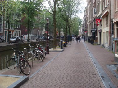 Amsterdam, Hollanda, 29 Temmuz 2009 Yaya şehir manzarası üzerinde yürüyen merkezin eski görüntüsü