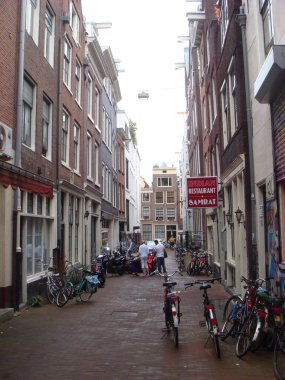 Amsterdam, Hollanda, 29 Temmuz 2009 Yaya şehir manzarası üzerinde yürüyen merkezin eski görüntüsü