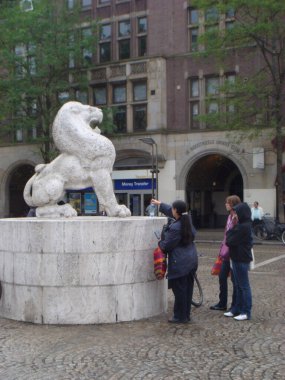 Amsterdam, Hollanda, 29 Temmuz 2009 Yaya şehir manzarası üzerinde yürüyen merkezin eski görüntüsü