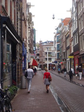 Amsterdam, Hollanda, 29 Temmuz 2009 Yaya şehir manzarası üzerinde yürüyen merkezin eski görüntüsü