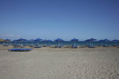 Frangokastello Sahili Creta Adası 'nda tatil. Yunan covid-19 sezonunun arka planı. Modern yüksek kaliteli baskı.