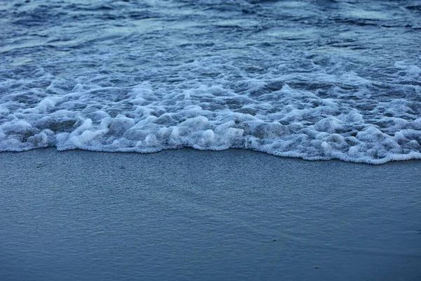 ビーチ波マクロ背景は 具体的な島Covid 19シーズン現代的な高品質のプリントを永続させます — ストック写真