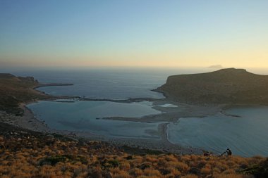 Balos sahili güneş ışığı dağ gölünde yaz 2020 covid-19 sezonu tatilleri yüksek kaliteli baskı