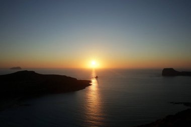 Balos sahili güneş ışığı dağ gölünde yaz 2020 covid-19 sezonu tatilleri yüksek kaliteli baskı