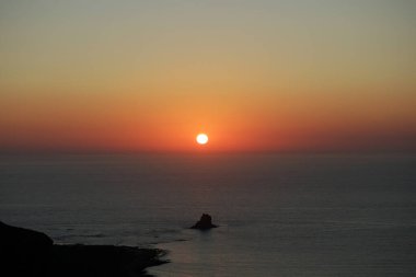 Balos sahili güneş ışığı dağ gölünde yaz 2020 covid-19 sezonu tatilleri yüksek kaliteli baskı