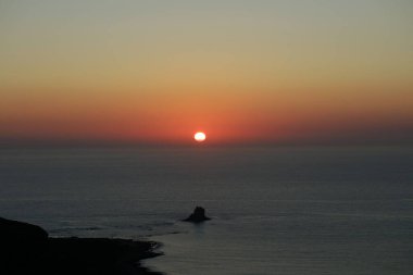 Balos sahili güneş ışığı dağ gölünde yaz 2020 covid-19 sezonu tatilleri yüksek kaliteli baskı