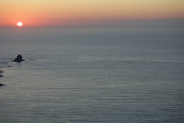 Balos sahili güneş ışığı dağ gölünde yaz 2020 covid-19 sezonu tatilleri yüksek kaliteli baskı