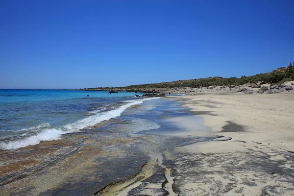 Кердовский Пляж Украшает Голубая Лагуна Красным Песчаным Побережьем — стоковое фото