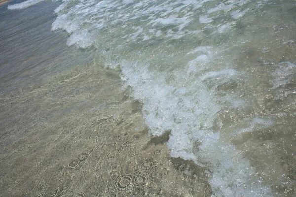 Kerdodasos海滩混凝土私人蓝色泻湖天堂红沙海岸2020年夏季鳕鱼假期现代高品质印刷品 — 图库照片