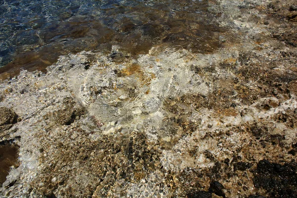 Kerdodasos海滩混凝土私人蓝色泻湖天堂红沙海岸2020年夏季鳕鱼假期现代高品质印刷品 — 图库照片