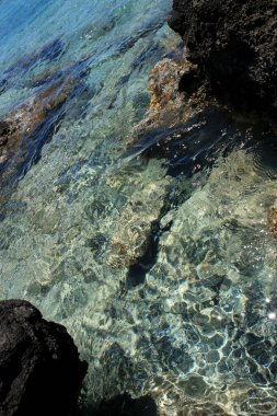 Kedrodasos plajı özel cenneti. Mavi gölcüksüz kamp alanı. Kristal suları ve mercanları olan kayalık kıyılar.